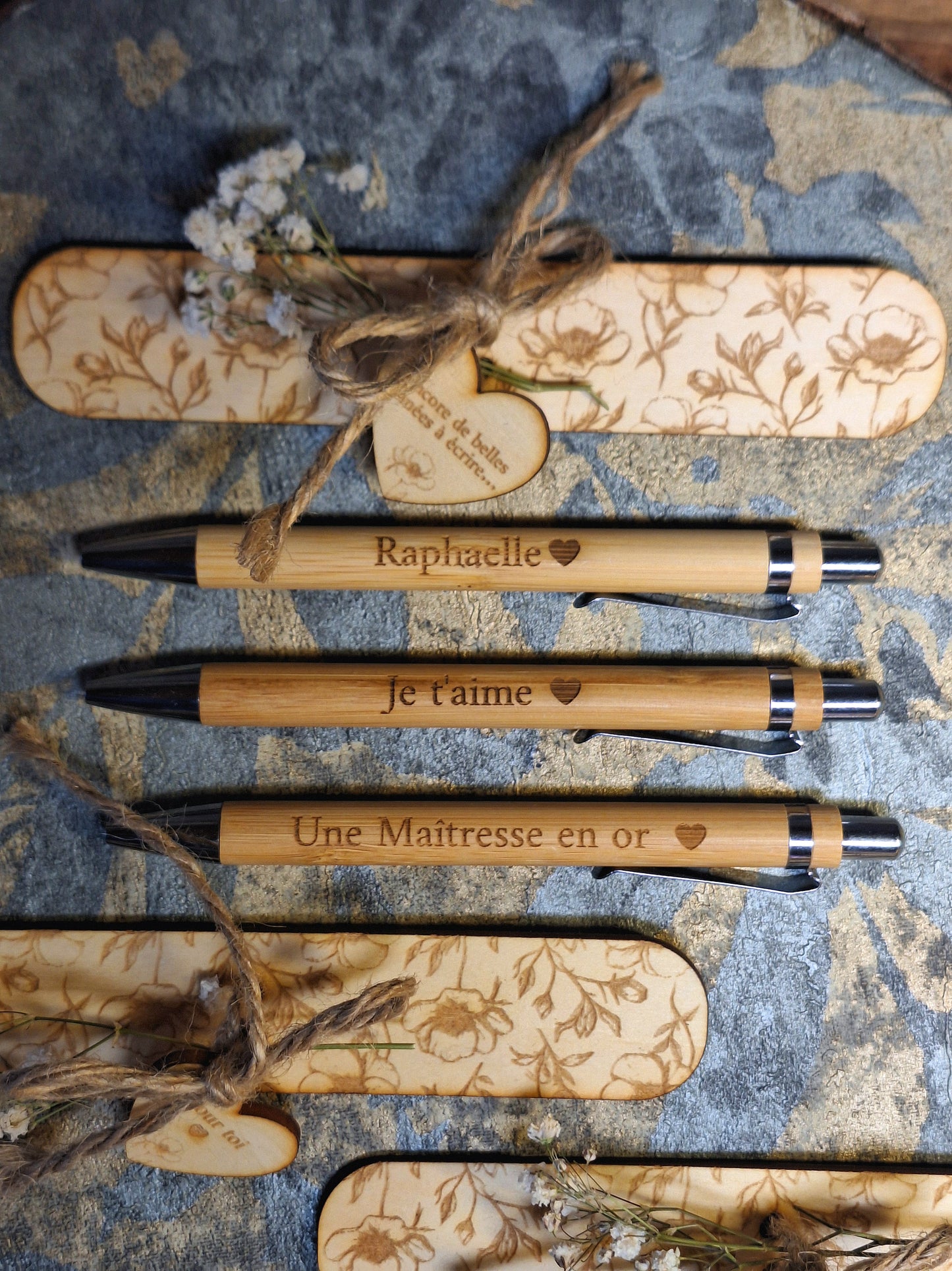 Support en bois fleuri avec stylo en bambou personnalisé