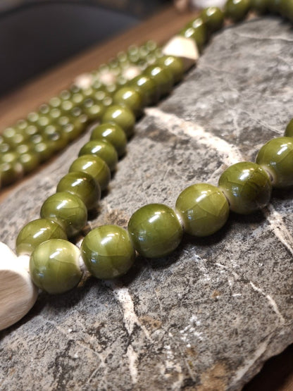Chapelet en céramique verdâtre & bois – 33 perles – Fait main