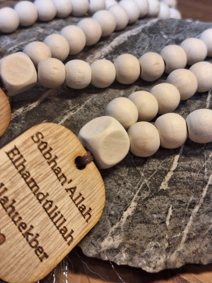 Chapelet en bois et coton avec étiquette gravé – Fait main