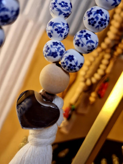 Chapelet en céramique fleurie & bois – 33 perles – Fait main