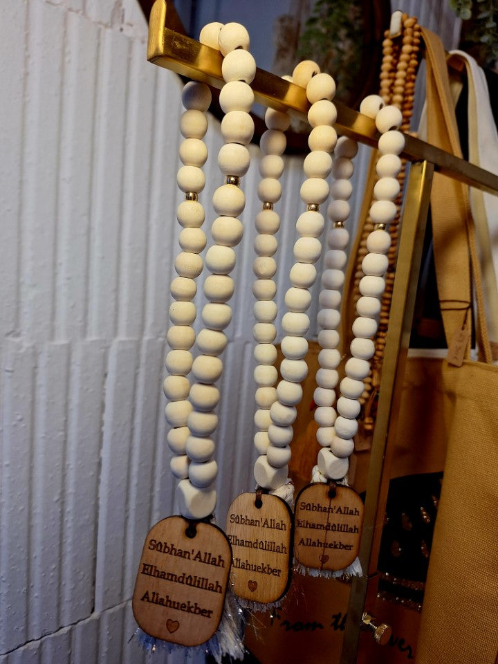 Chapelet en bois et coton avec étiquette gravé – Fait main