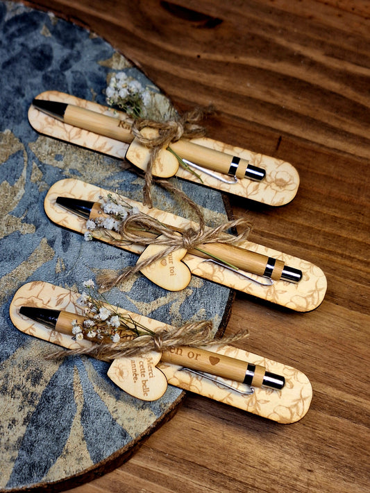 Support en bois fleuri avec stylo en bambou personnalisé