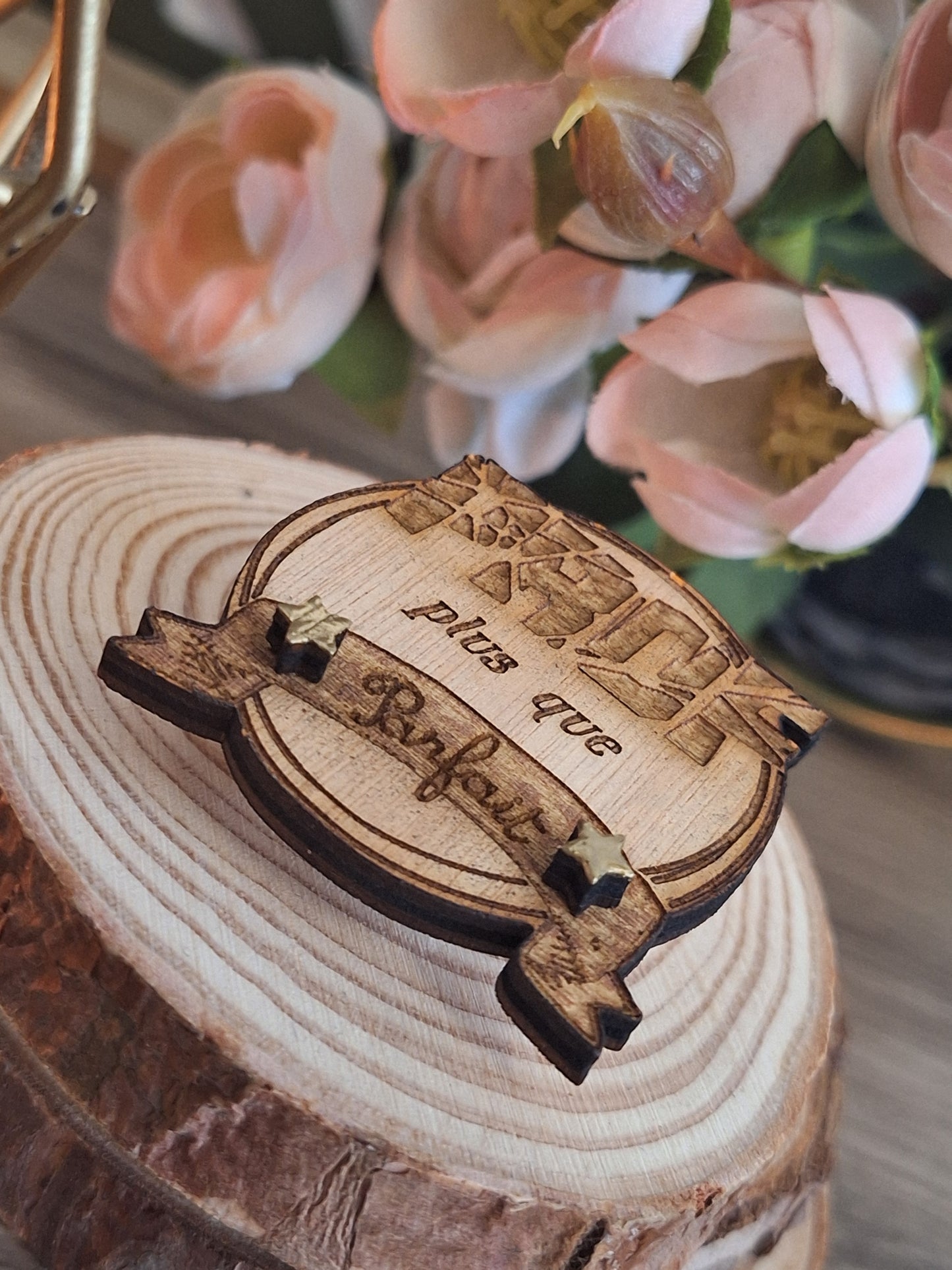 Badge en bois gravé Prof ou ATSEM – “Plus que parfait / parfaite”