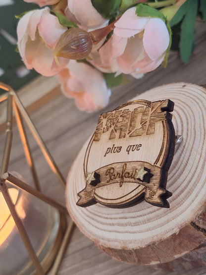 Badge en bois gravé Prof ou ATSEM – “Plus que parfait / parfaite”