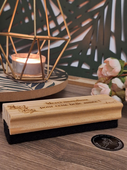 Brosse tableau en bois gravée