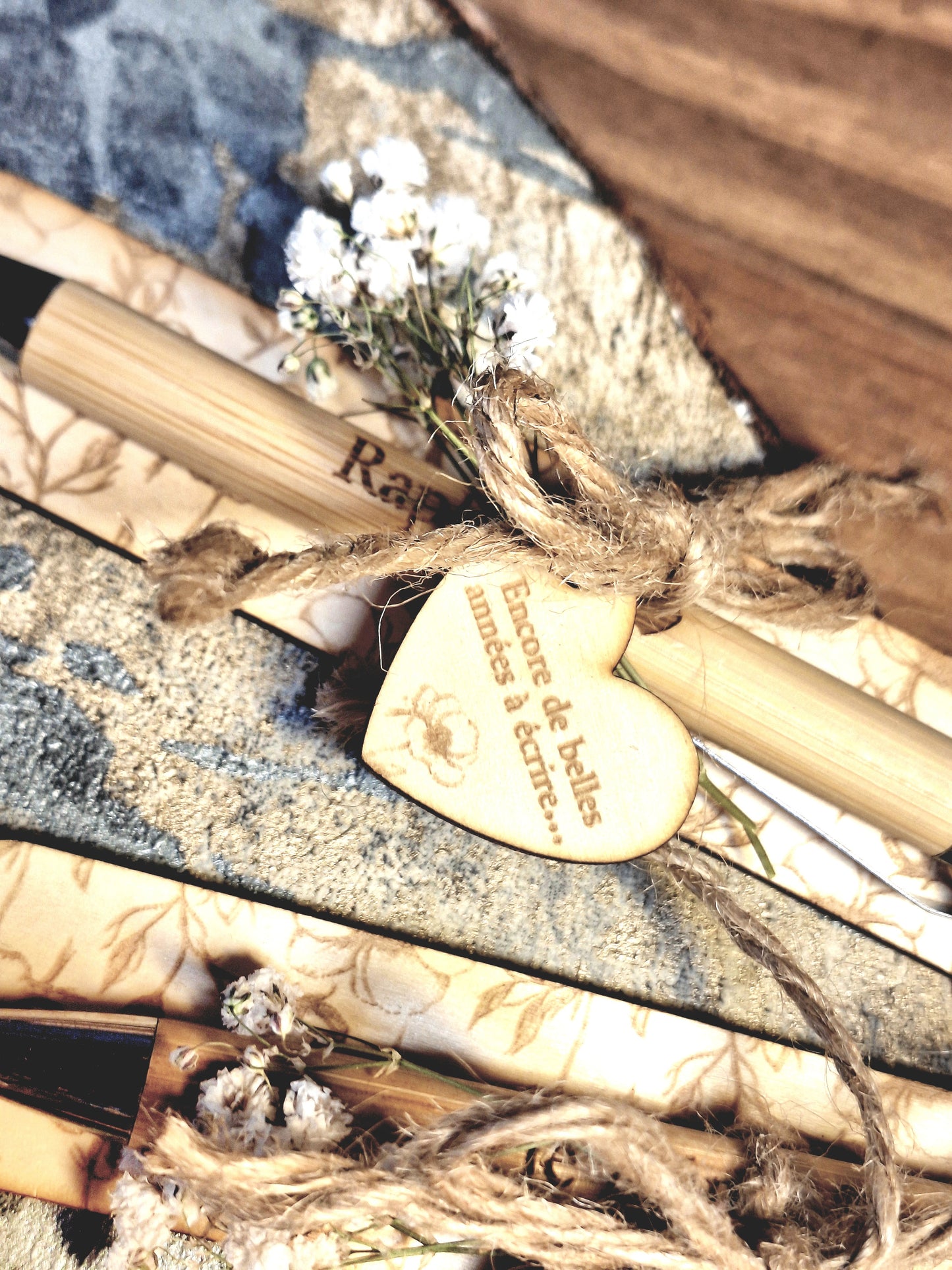Support en bois fleuri avec stylo en bambou personnalisé