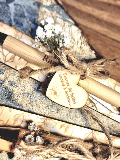 Support en bois fleuri avec stylo en bambou personnalisé