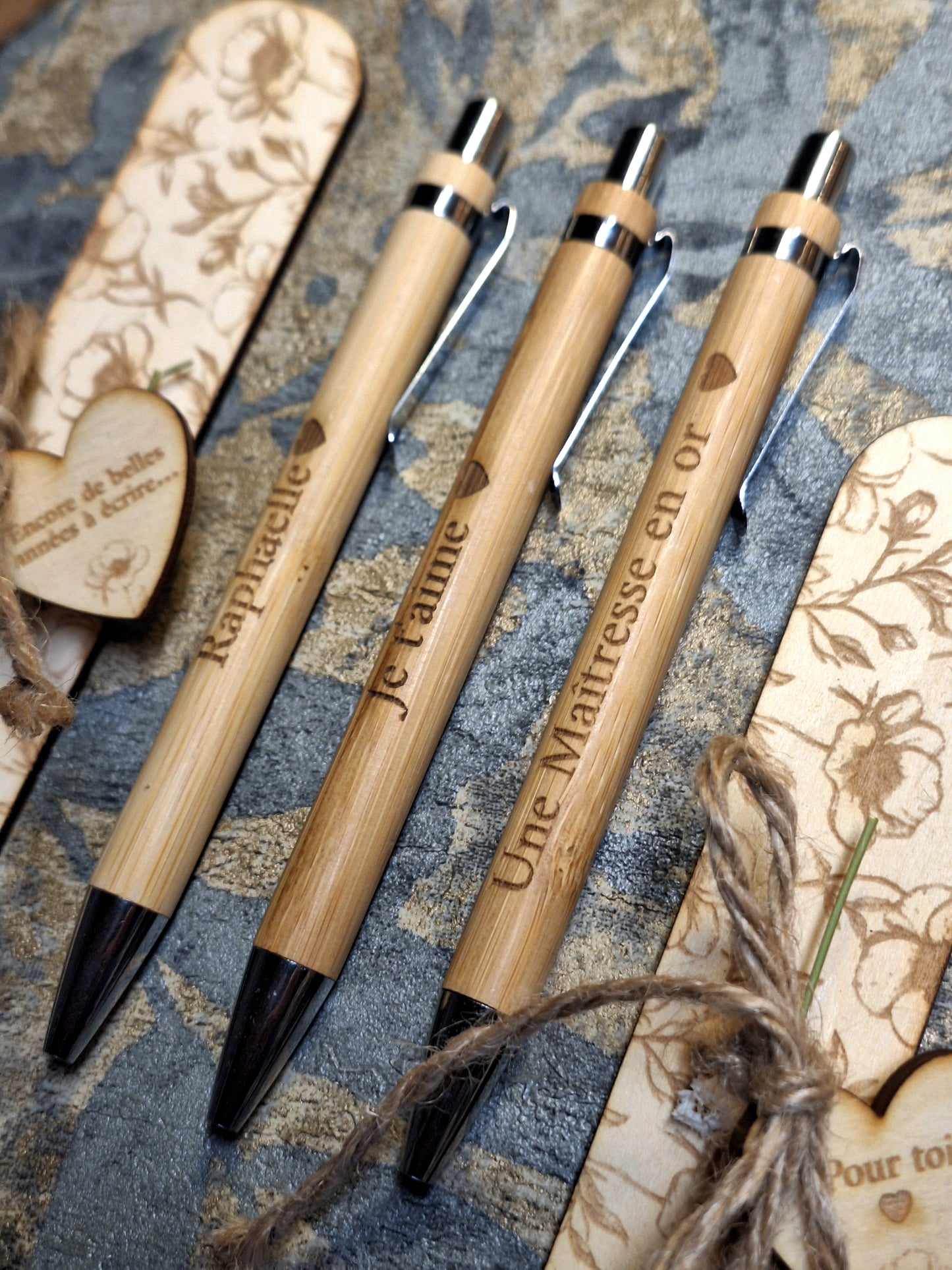 Support en bois fleuri avec stylo en bambou personnalisé