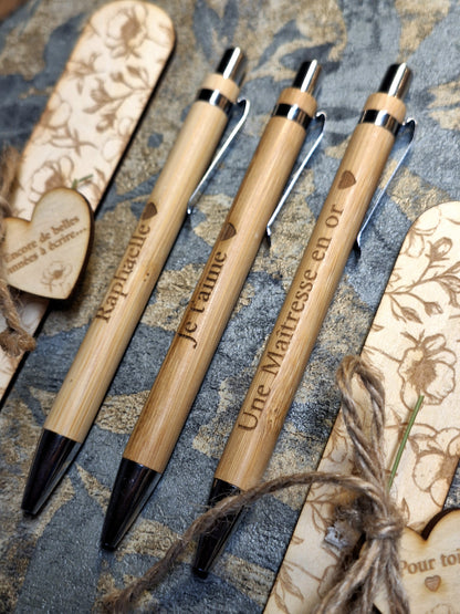 Support en bois fleuri avec stylo en bambou personnalisé