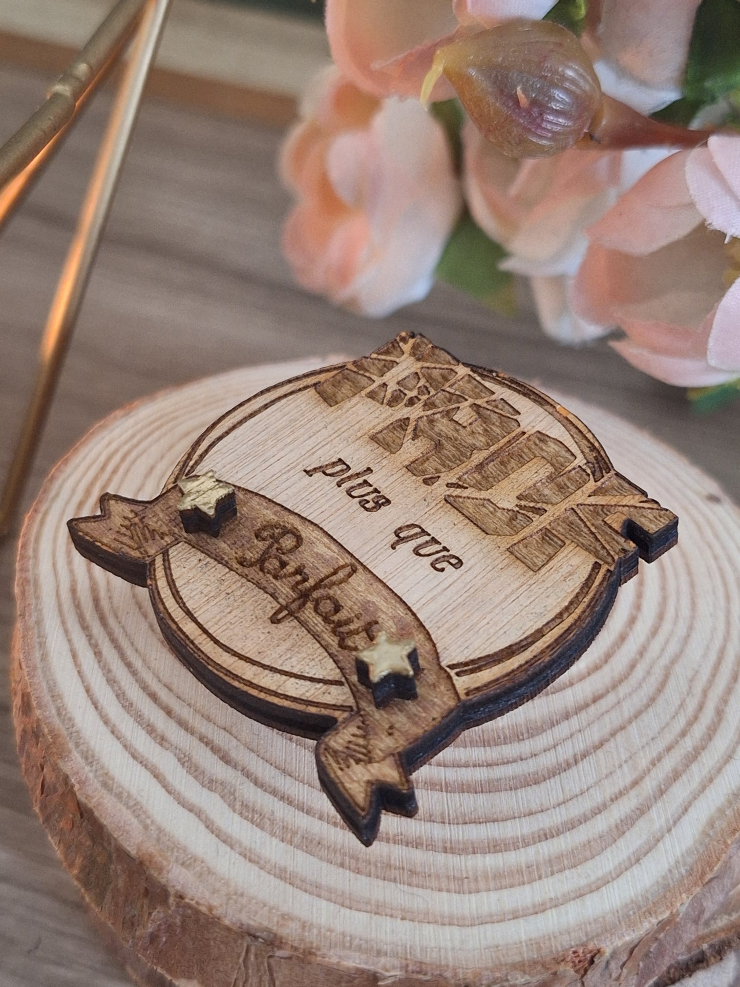 Badge en bois gravé Prof ou ATSEM – “Plus que parfait / parfaite”