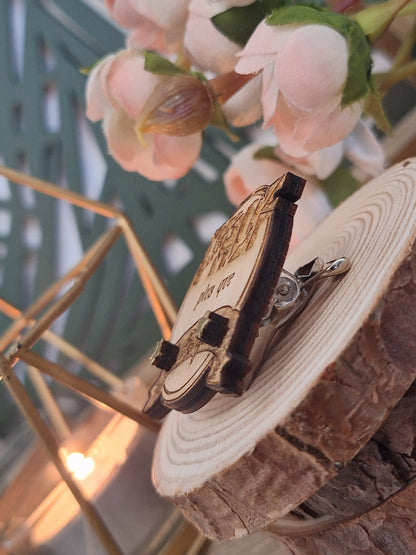 Badge en bois gravé Prof ou ATSEM – “Plus que parfait / parfaite”