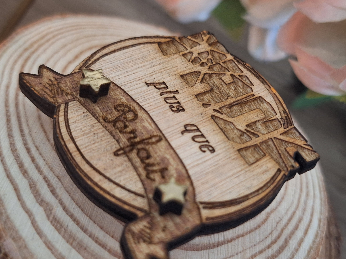 Badge en bois gravé Prof ou ATSEM – “Plus que parfait / parfaite”