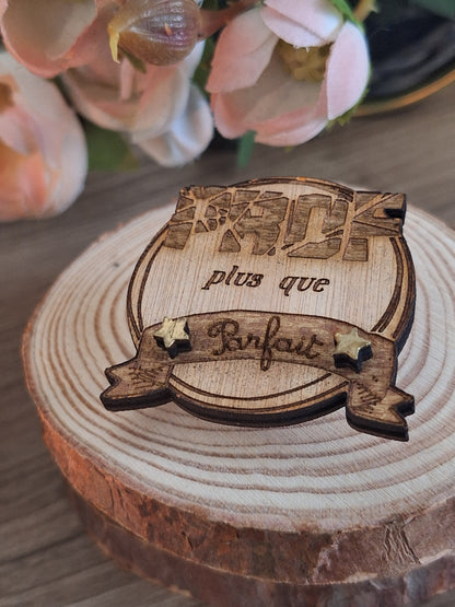 Badge en bois gravé Prof ou ATSEM – “Plus que parfait / parfaite”