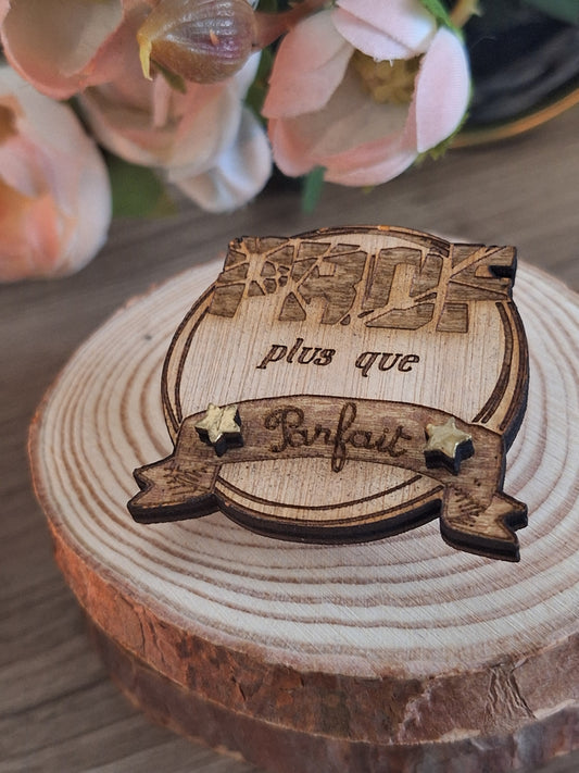 Badge en bois gravé Prof ou ATSEM – “Plus que parfait / parfaite”